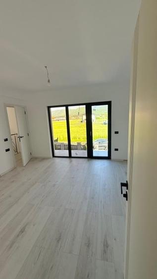 Casă individuală cu 4 camere cu Canalizare în Cristian