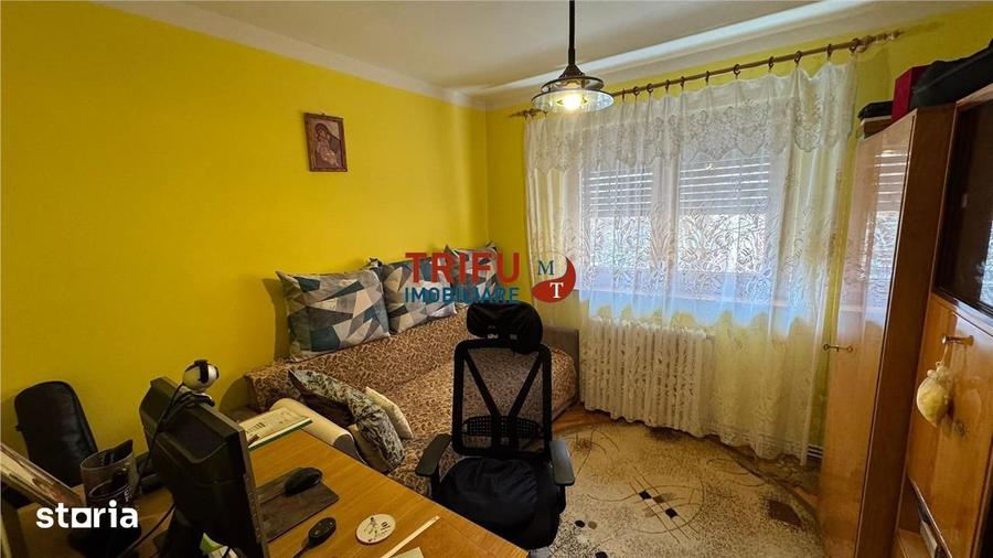 Apartament cu 3 camere semidecomandat în Cetate