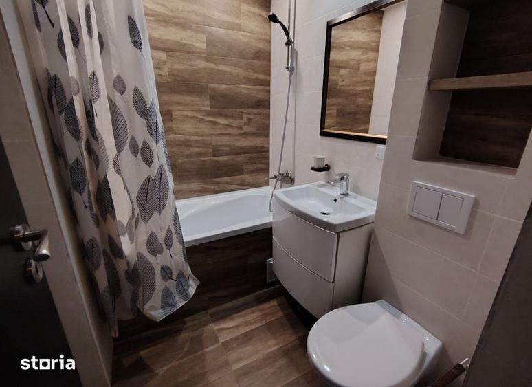 Apartament cu 3 camere semidecomandat în Podu Roș