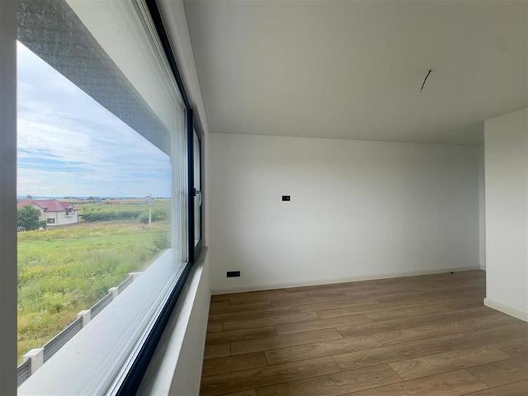 Casă individuală cu 4 camere cu Canalizare în Miroslava