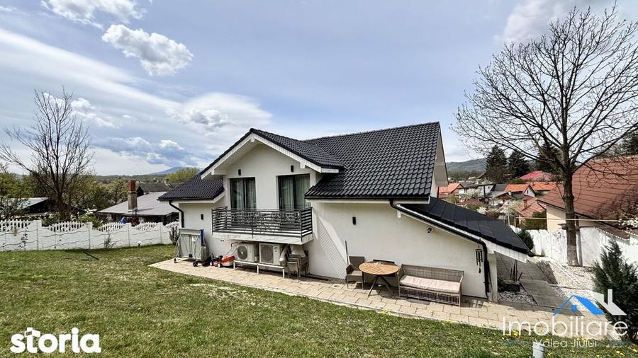 Casa / Pensiune exclusivista - Petrila (Bratianu) | 4 camere cu baie - 14