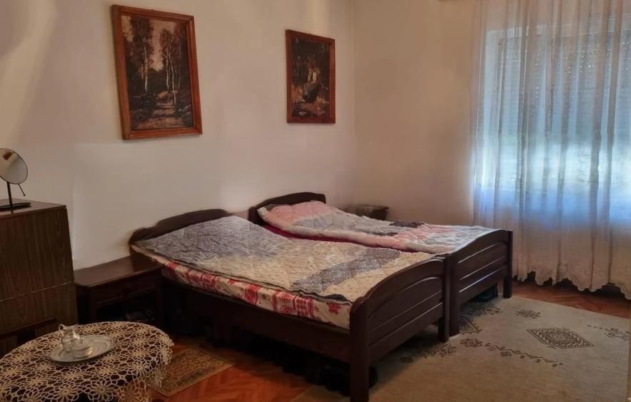 Casă de vânzare cu 4 camere în zona 14 Mai - 3