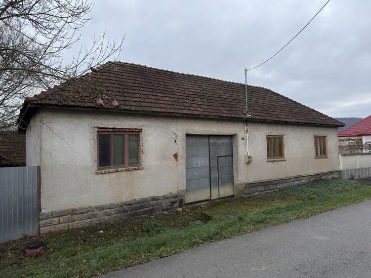 Casă cu 3 camere în Vărășeni