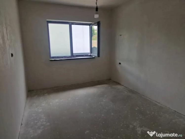 Apartament cu 3 camere decomandat în Smeura