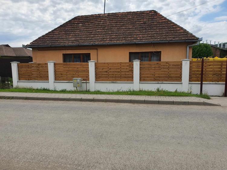 Casa de vanzare,Vand teren de 900m2 cu casa,din care160 m2 fundatie bază de beto - 2