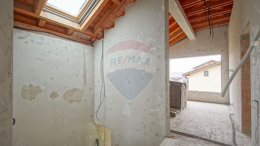 Casa spatioasa la gri, 4 camere, 3 bai, teren 500 mp - zona Bartolomeu - 24