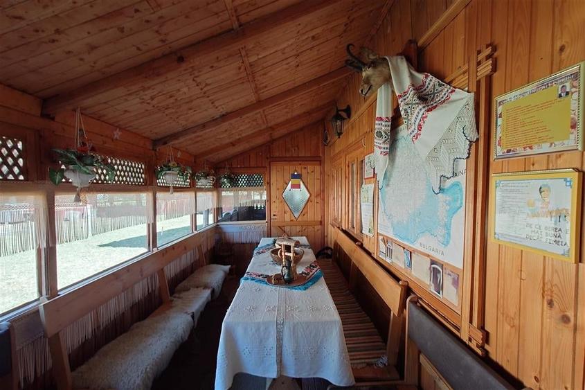 Gospodarie cu teren generos si constructii solide intr-o zona linistita - 15