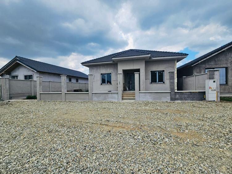 Casa noua ,  finisata cu 5 camere in localitatea Santandrei - 1