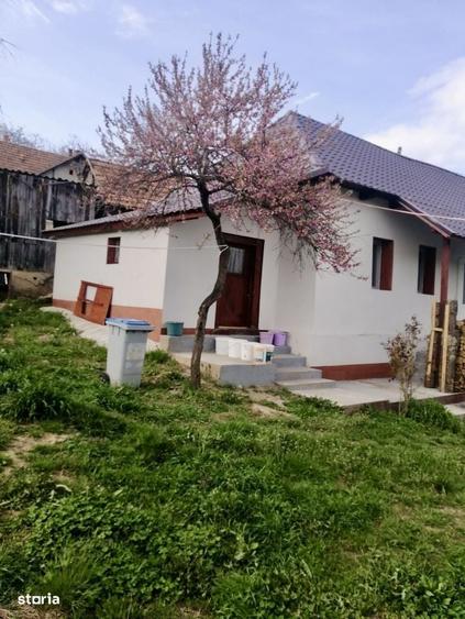 Casă cu 4 camere cu Teren 900 Mp în Sânmihaiu Almașului