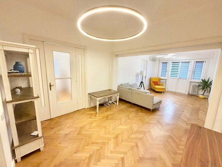 Apartament cu 4 camere decomandat, mobilat în Calea Victoriei