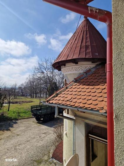 Casă cu 10 camere cu Teren 95000 Mp în Central