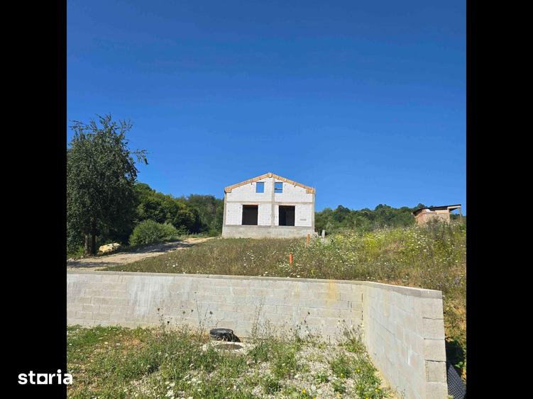 Casă cu 8 camere cu Teren 3100 Mp în Șoimuș