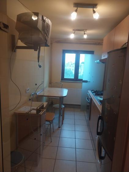 Apartament cu 3 camere decomandat în Polivalentă