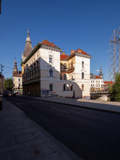 Apartament cu 4 camere decomandat în Central