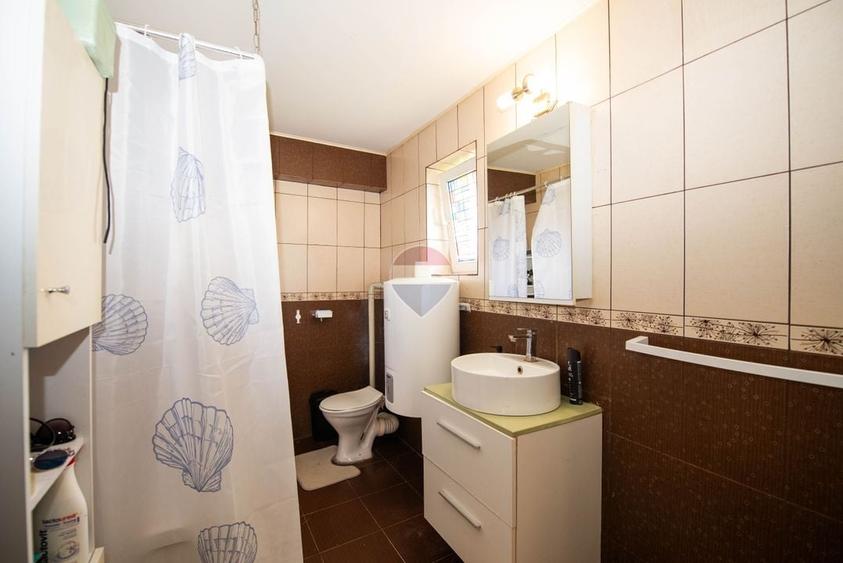 Casă individuală cu 7 camere cu Teren 383 Mp în Periferie