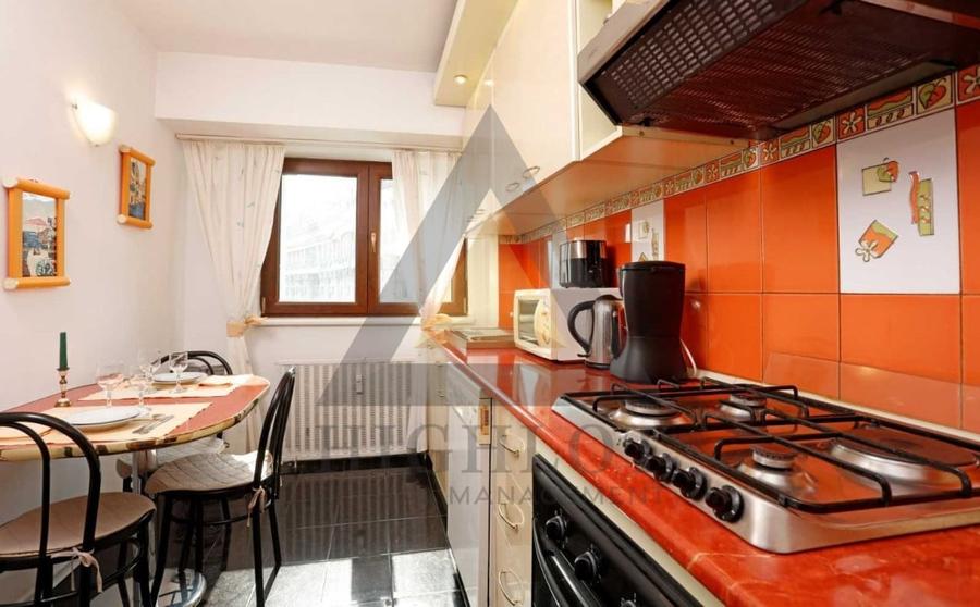 Apartament cu 3 camere decomandat, mobilat în P-ța Victoriei