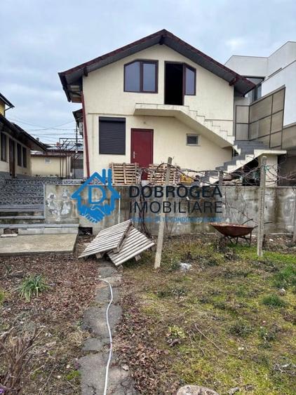 Casă individuală cu 4 camere cu Canalizare în Central