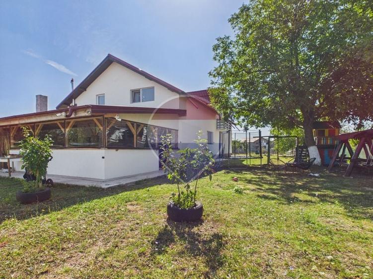 Casă individuală cu 8 camere cu Teren 2220 Mp în Dârza