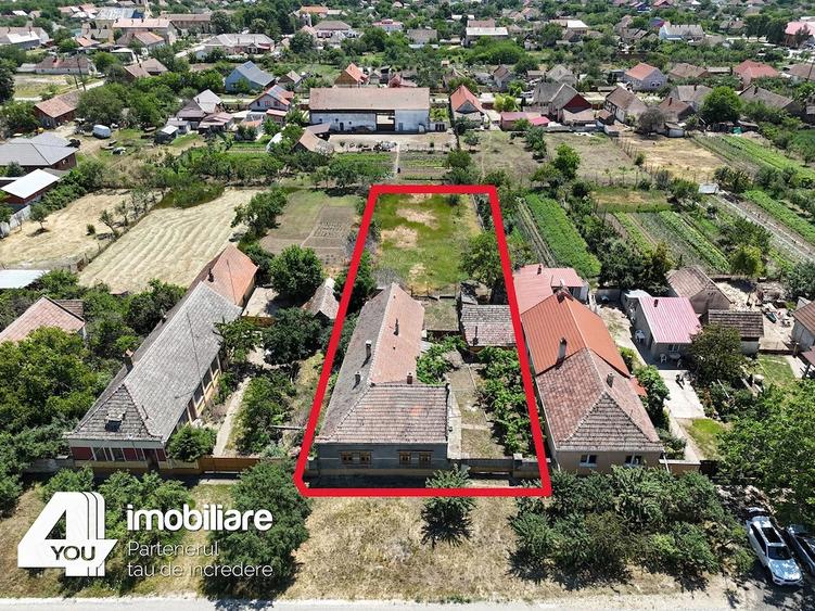 Casă cu 4 camere cu Teren 1459 Mp în Secusigiu