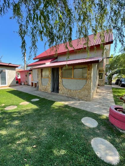 Refugiul Tău Verde: Casă Spațioasă cu Livadă, Anexe și Panouri Solare - 2