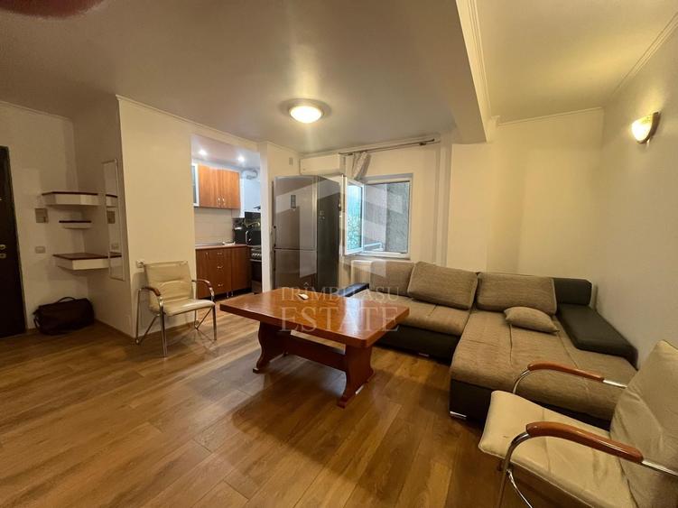 Apartament cu 3 camere semidecomandat, mobilat în Central