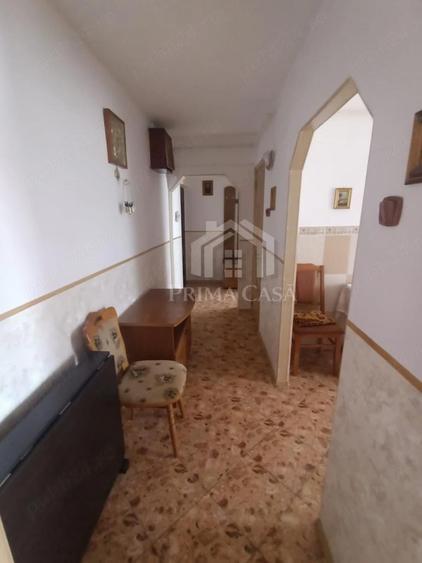 Apartament cu 3 camere zona Pod etaj 2 din 4 confort 1 cu imbunatatiri Pret: 62.000 Num - 9