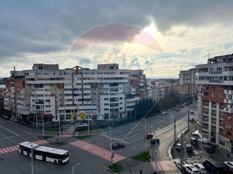 De inchiriat apartament cu 3 camere in zona ultracentrala - 1