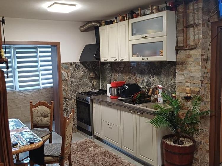 Apartament cu 2 camere decomandat în Rovine