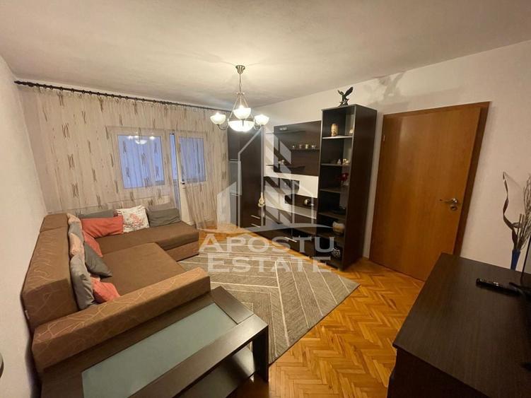 Apartament cu 3 camere semidecomandat, mobilat în Kiriac