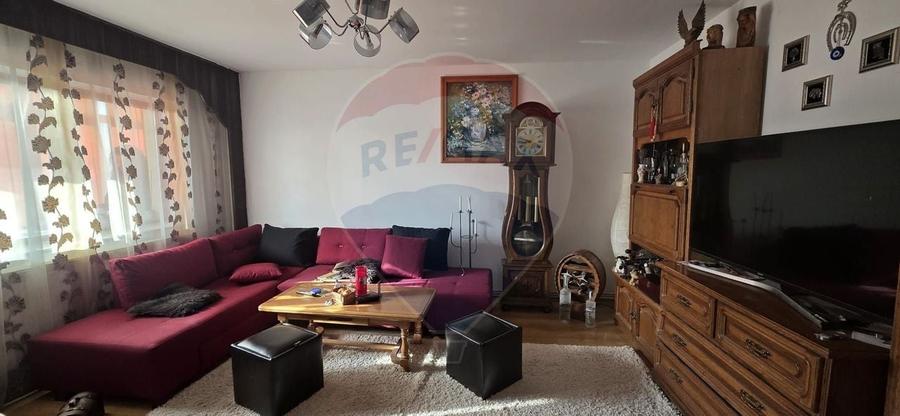 Apartament cu 3 camere de vanzare in Micro 6 – locatie excelenta - 2