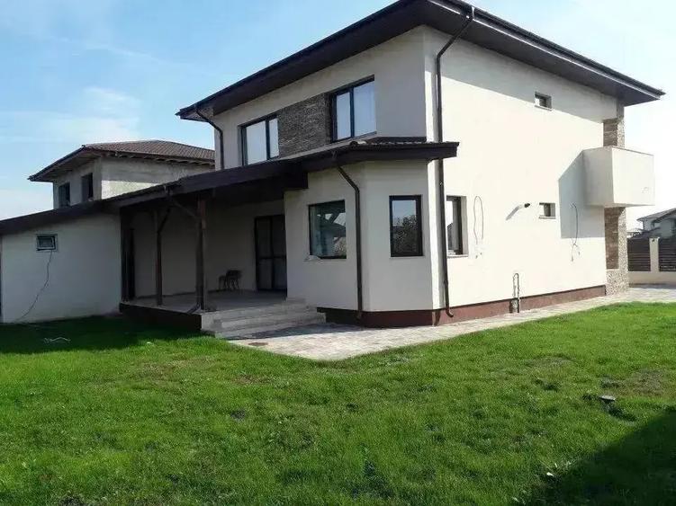 Casă cu 5 camere cu Teren 650 Mp în Vest