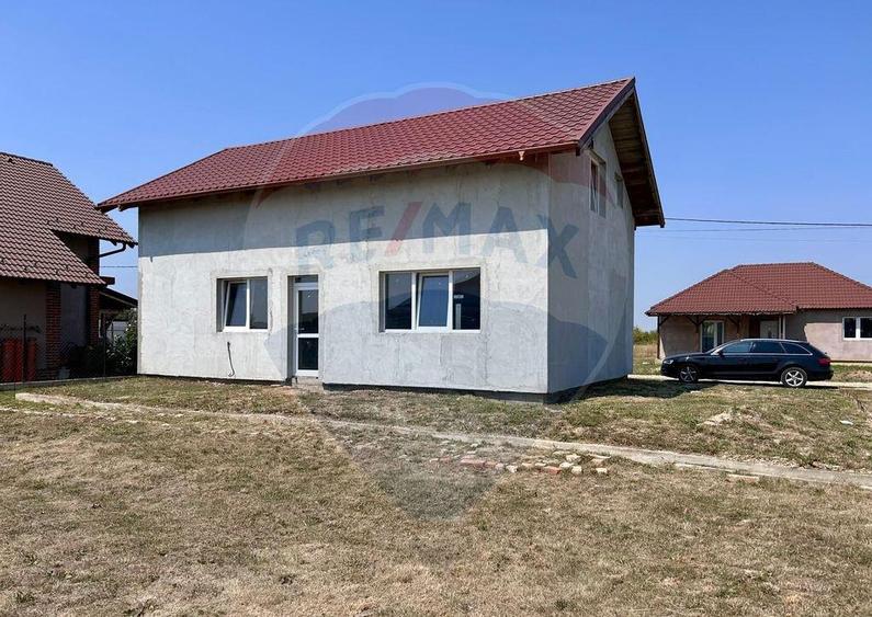 Casa de vanzare la gri cu 4 camere,teren 552mp in Les - 2