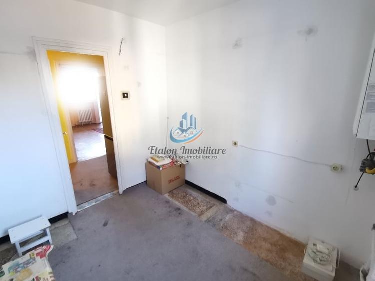 Apartament 3 camere, decomandat, etaj 1, zona centrala - 2