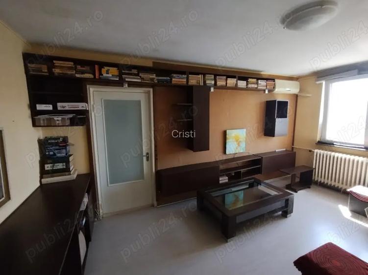 PROPRIETAR vind apartament cu trei camere in zona 1 Decembrie Ozana