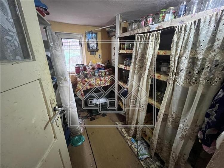 Casa de vanzare in Sibiu -  4 camere, curte, acces auto - 12