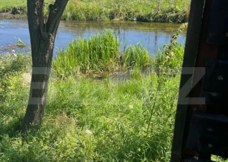 Teren ingradit si casa la rosu - 9