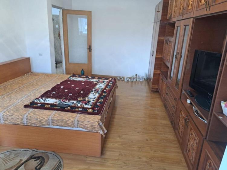 Rahova, parc Sebastian, str. Motoc, bloc din 1990 - 2