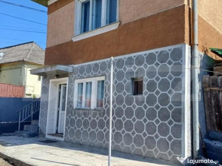 Casa de vanzare, cu 3 camere, 85 mp, 151 mp teren, zona cent - 9