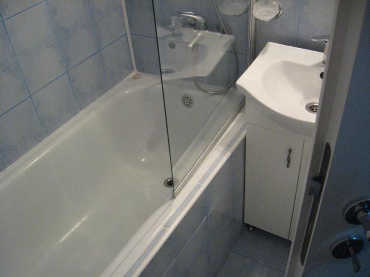 Proprietar ofer spre inchiriere apartament o camera , situat in zona Pacurari, ( - 2