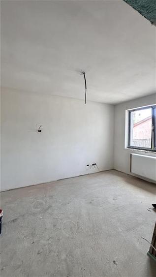 Apartament cu 3 camere decomandat în Tractorul