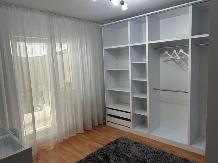 Inchiriez apartament 3 camere zona linistita sector 5 - 1