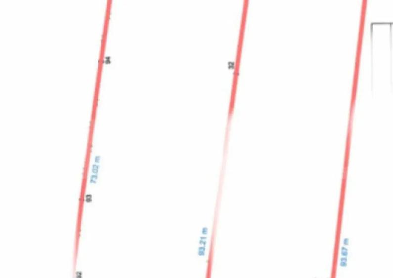 Teren ingradit si casa la rosu - 3