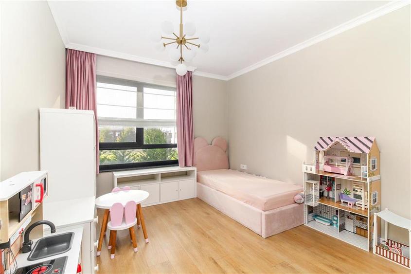 Apartament cu 3 camere semidecomandat în Gară