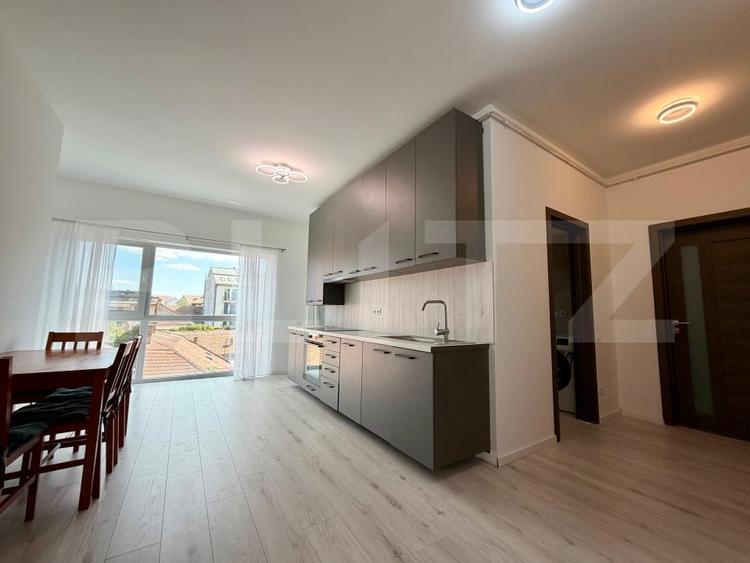 Apartament cu 3 camere semidecomandat, mobilat în Semicentral
