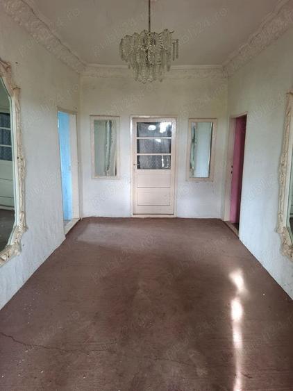 Casă cu 4 camere cu Teren 5000 Mp în Central