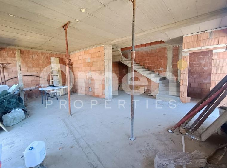 Duplex cu 4 camere cu Canalizare în Est