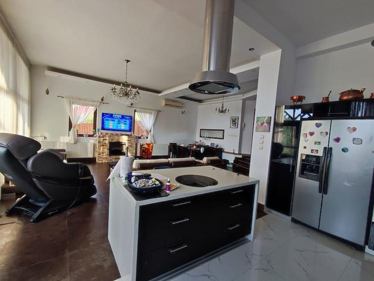 Casă cu 8 camere cu Teren 960 Mp în Balotești