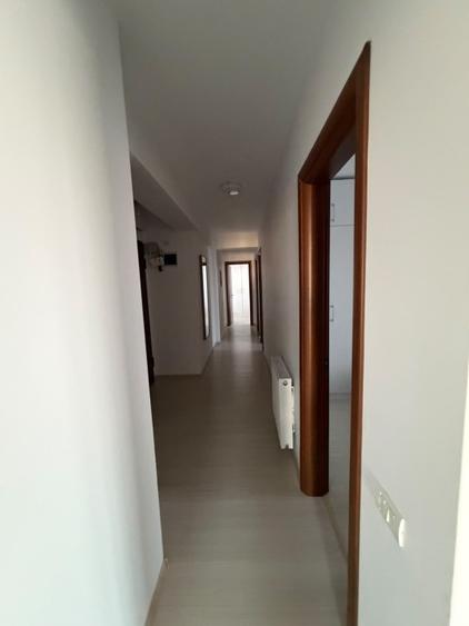 Apartament cu 4 camere decomandat în Sisești