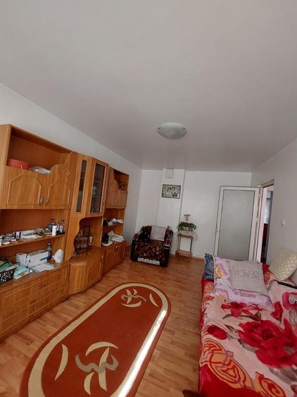 Apartament cu 4 camere decomandat, mobilat în Alexandru cel Bun