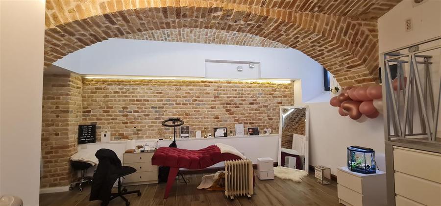 Spatiu langa Primarie pt. prestari servicii, birou, cabinet, salon - renovat - T - 10